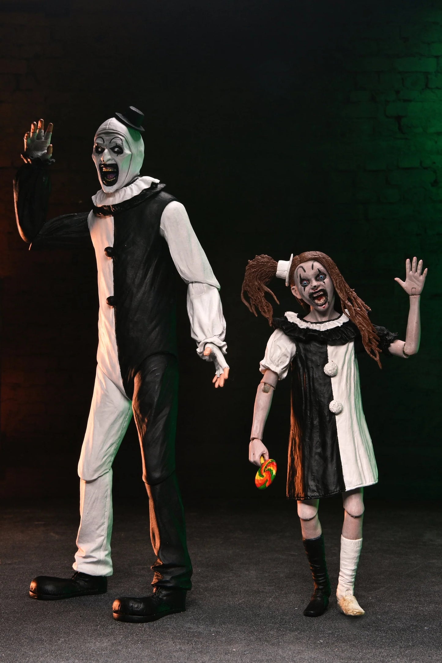 PREVENTA NECA Terrifier 2: Ultimate Art the Clown and The Little Pale Girl 7" Scale Action Figure 2-Pack