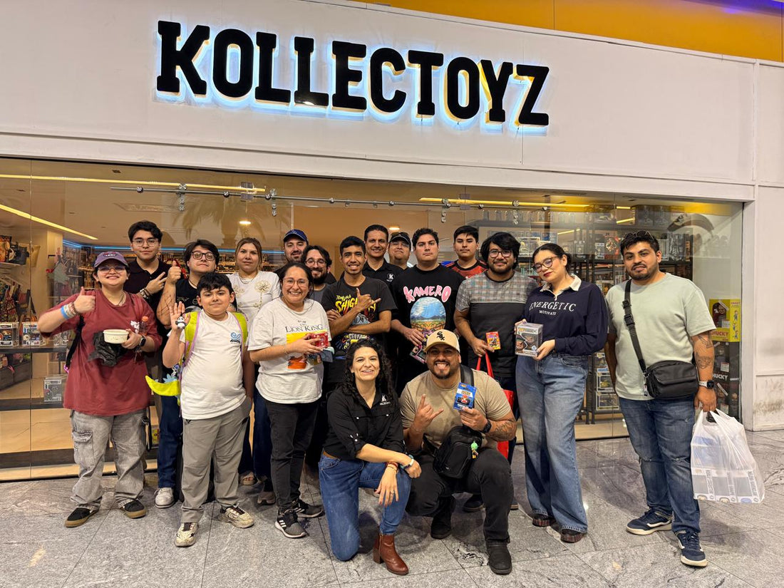 Koleccionistas reunidos afuera de Kollectoyz al terminar un KoneXion Day, bajo el letrero de la tienda