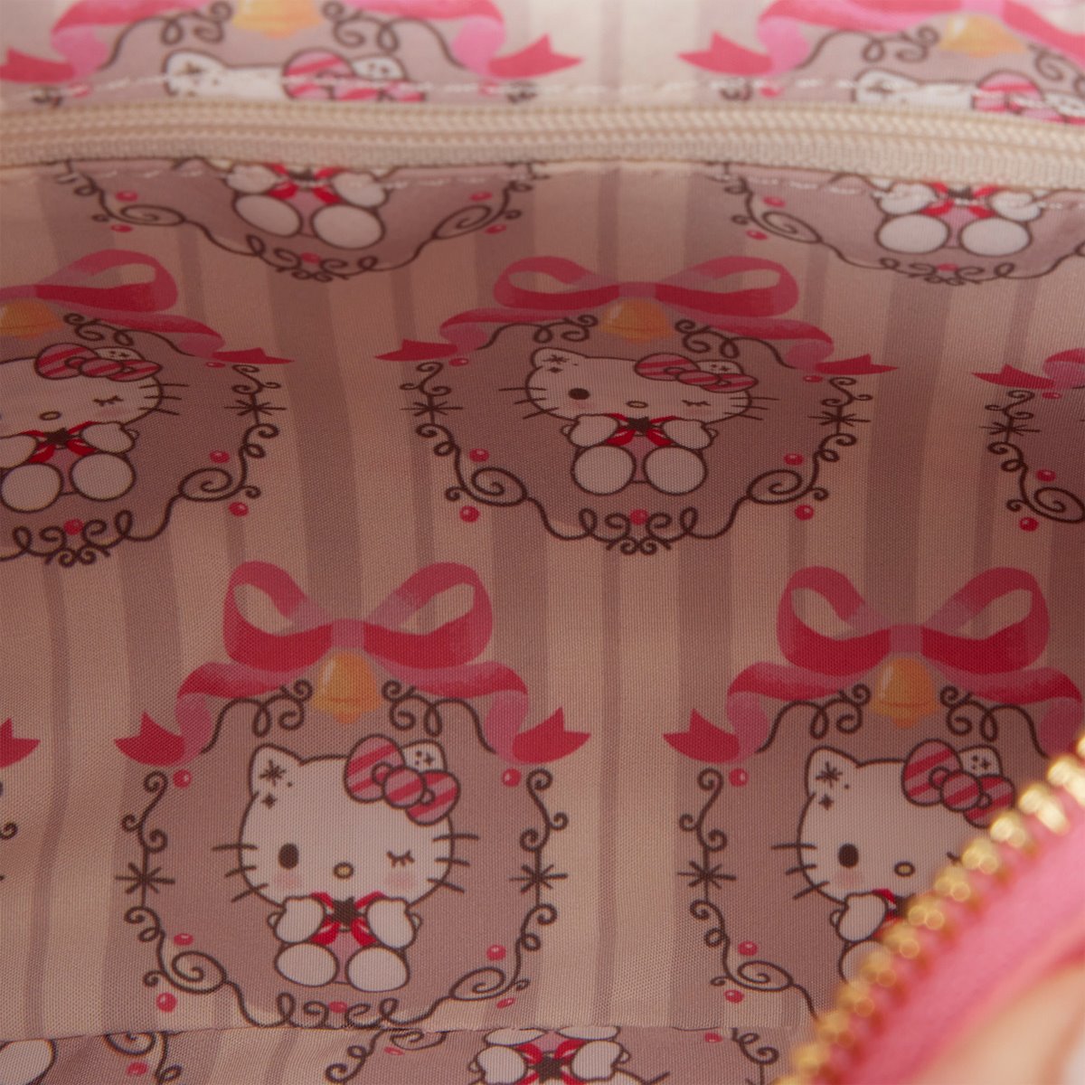 PREVENTA Loungefly Bolso Cruzado Hello Kitty: Holiday Acolchado con Asa de Cuentas — imagen 6