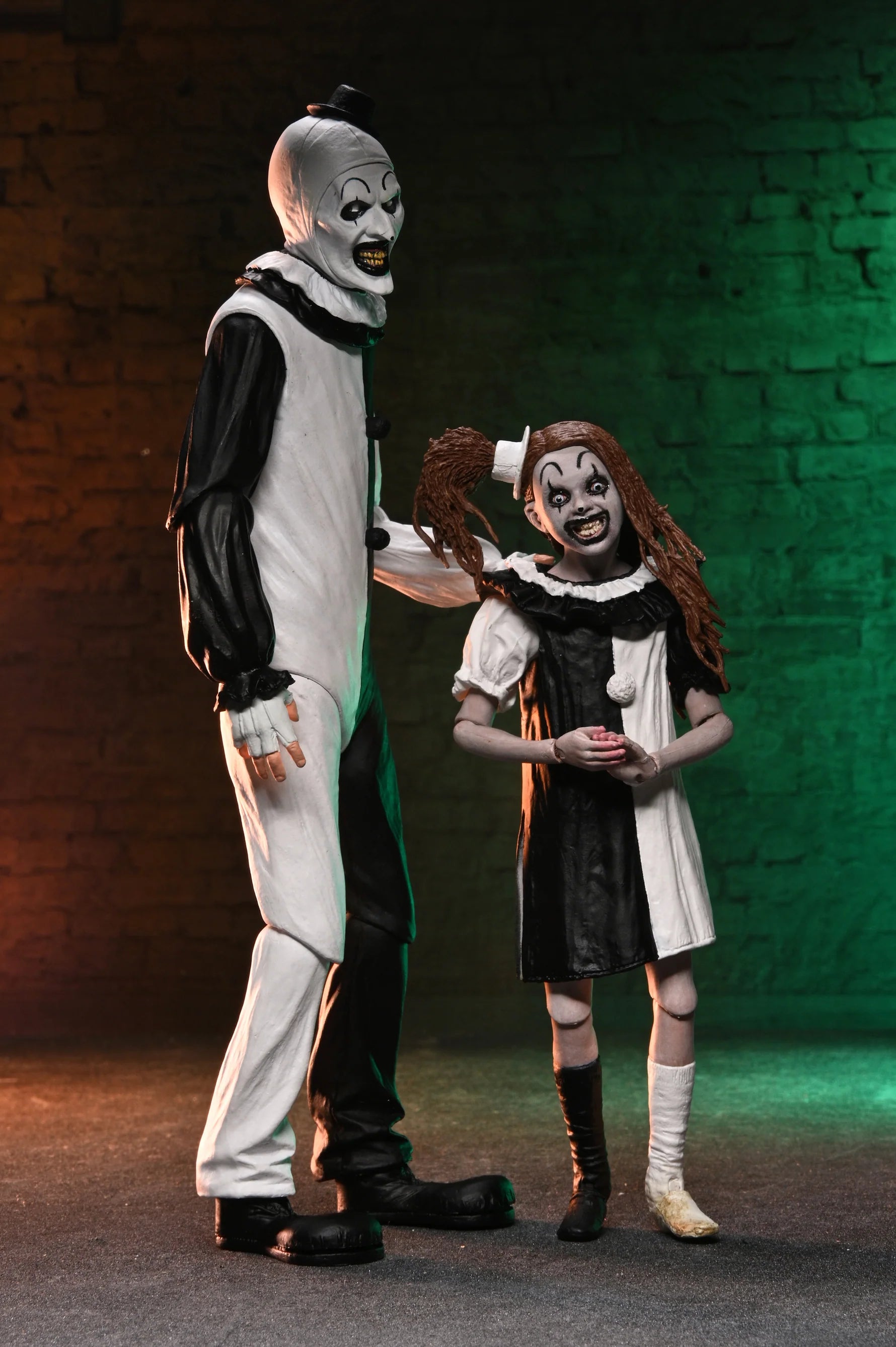 PREVENTA NECA Terrifier 2: Ultimate Art the Clown and The Little Pale Girl 7" Scale Action Figure 2-Pack