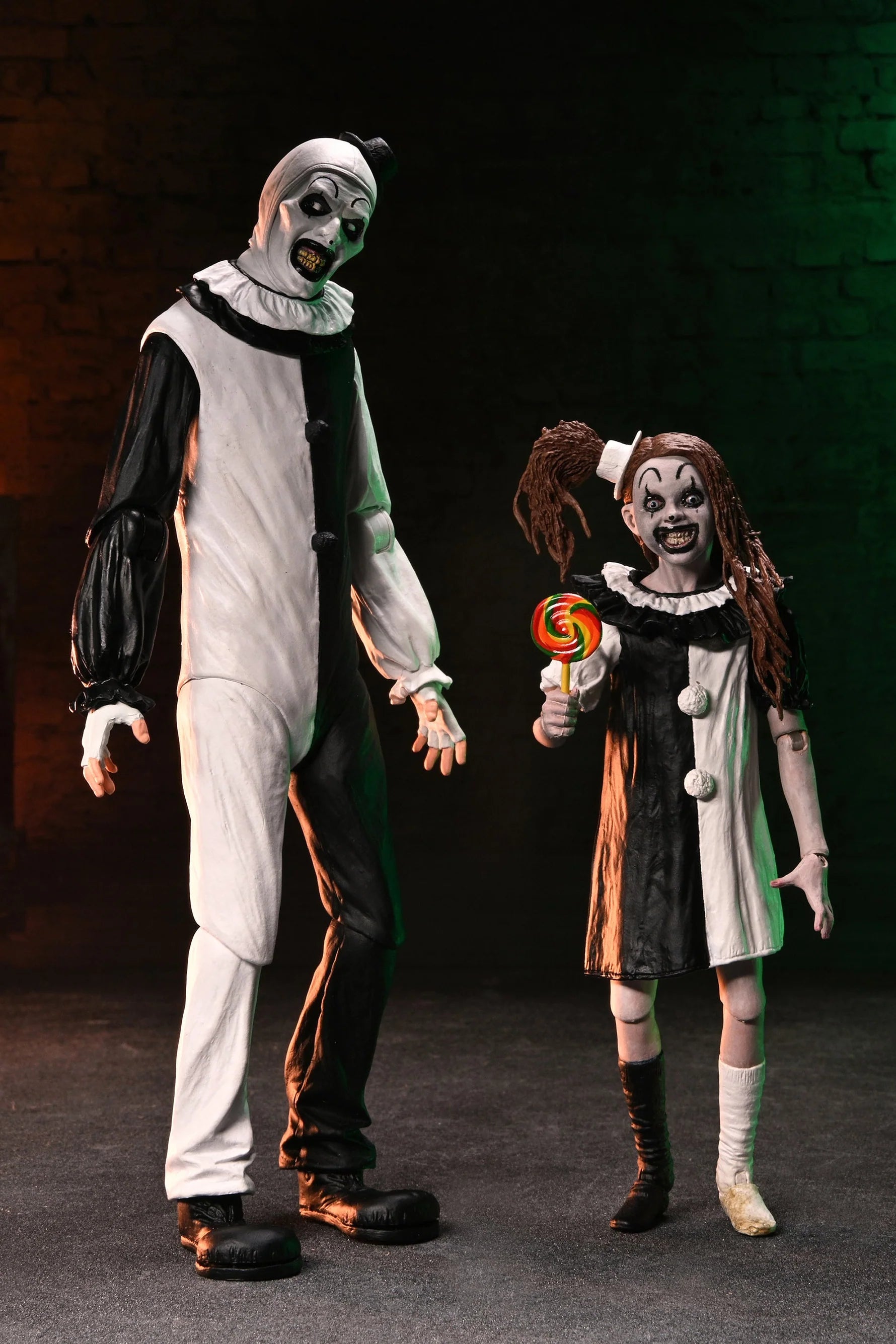 PREVENTA NECA Terrifier 2: Ultimate Art the Clown and The Little Pale Girl 7" Scale Action Figure 2-Pack