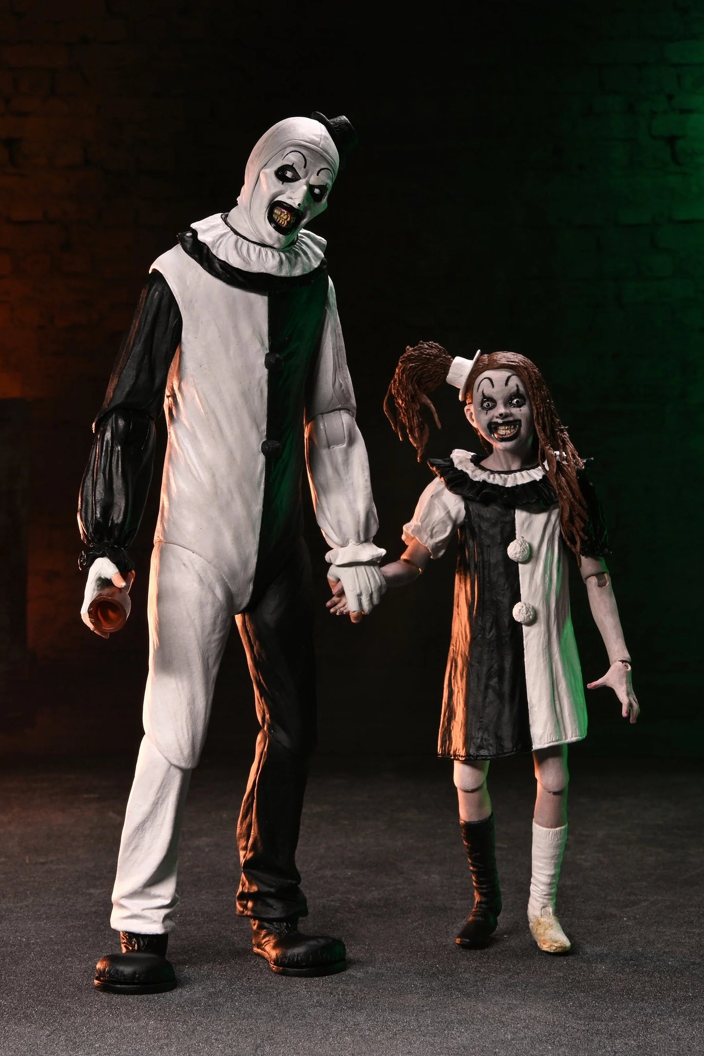 PREVENTA NECA Terrifier 2: Ultimate Art the Clown and The Little Pale Girl 7" Scale Action Figure 2-Pack
