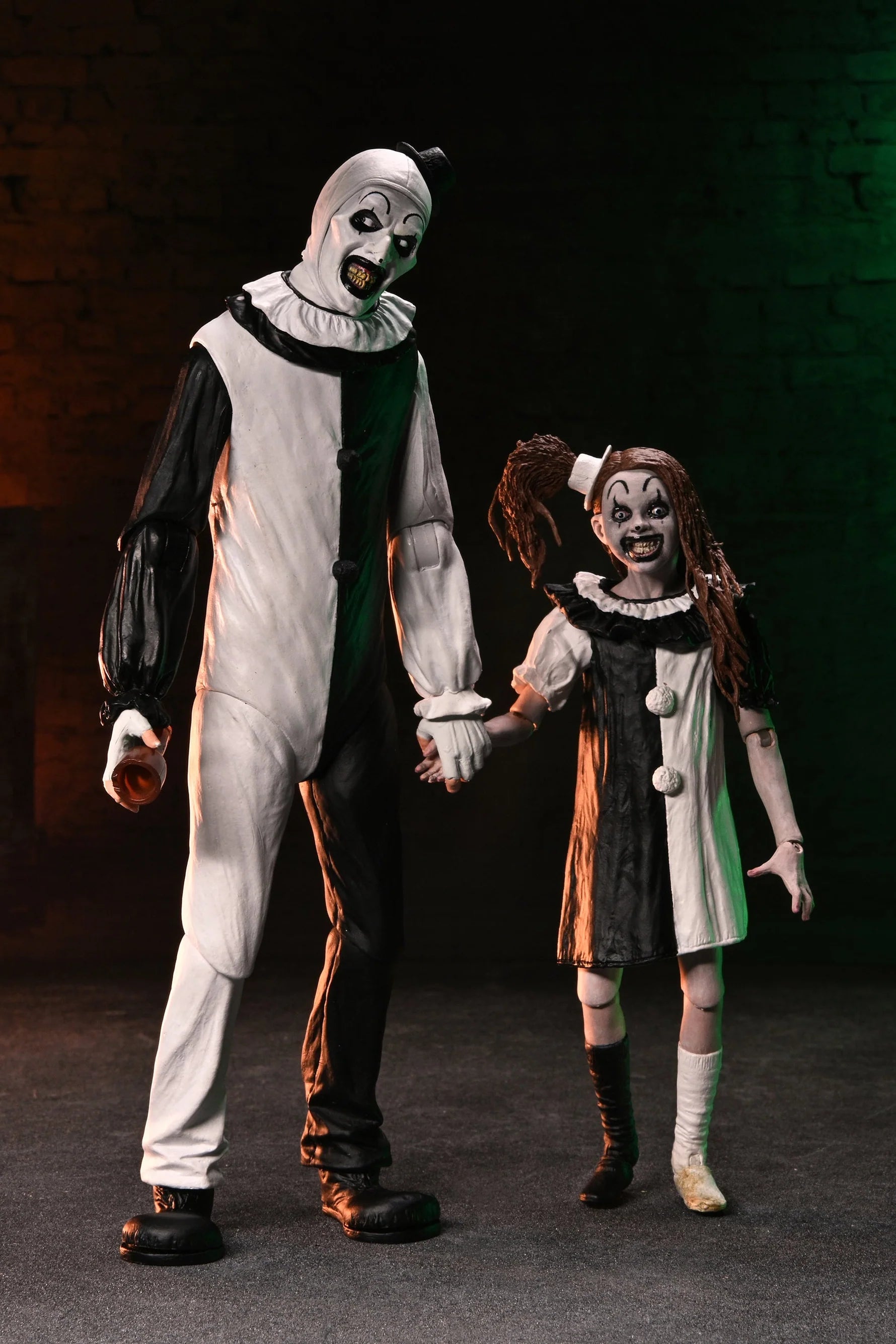PREVENTA NECA Terrifier 2: Ultimate Art the Clown and The Little Pale Girl 7" Scale Action Figure 2-Pack